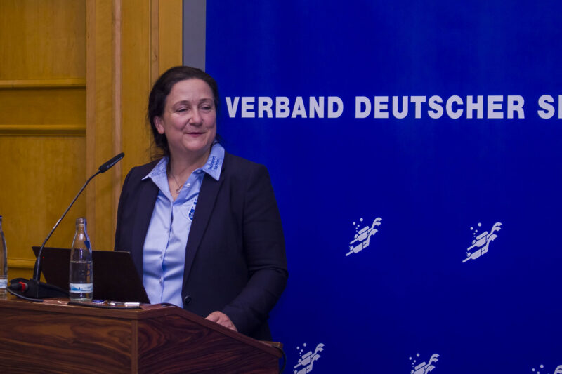 Daniela Klug, Präsidentin des Landestauchsportverbandes Sachsen e.V., begrüßte die Versammlung mit einer sportpolitischen Ansprache. / Foto: VDST, Oliver Jung